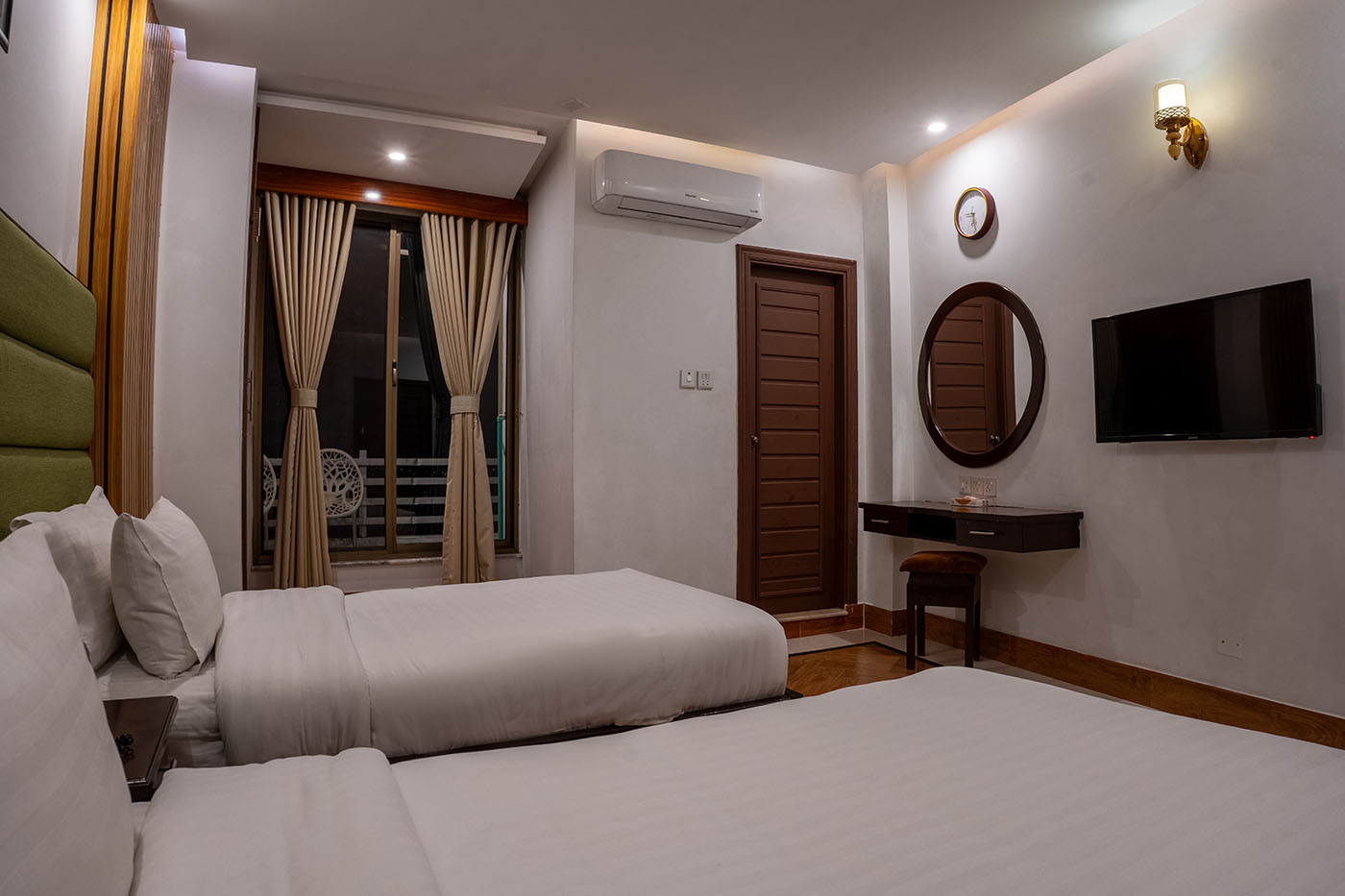 2 Bed Room Suite With Living Room image 3