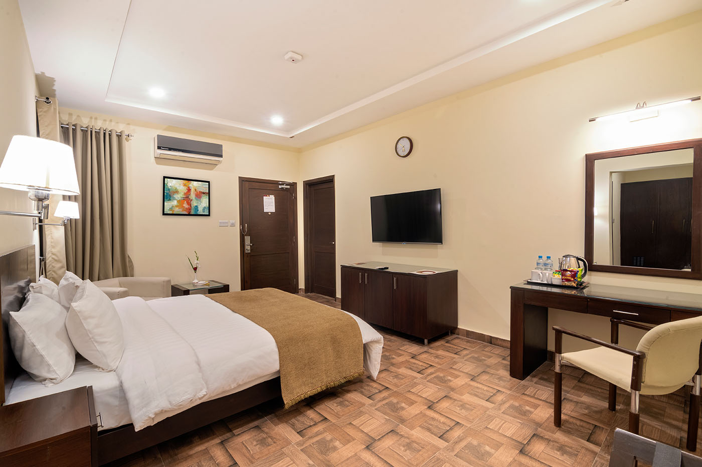 Deluxe Queen Room image 5