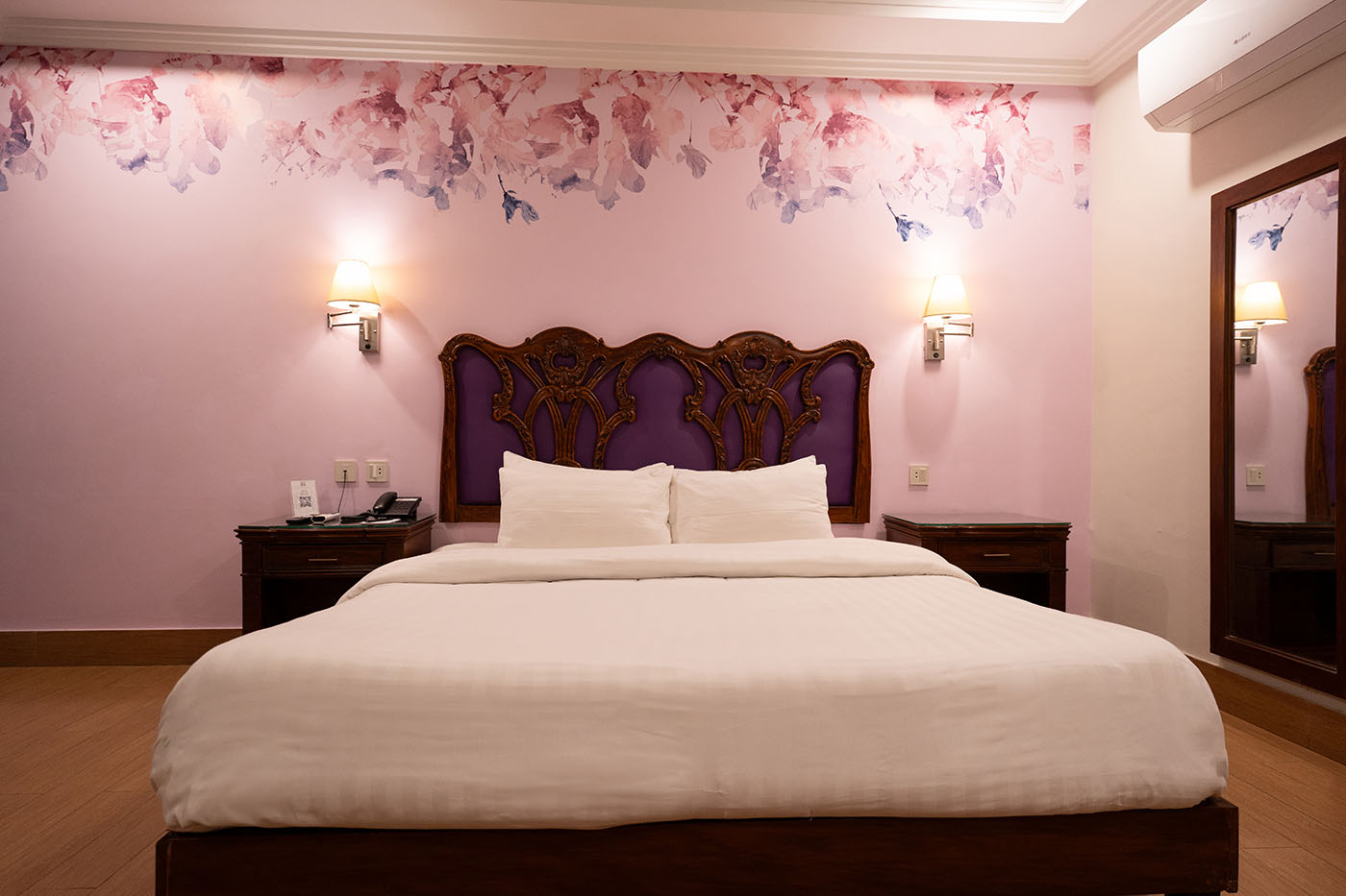 Deluxe King Room image 1