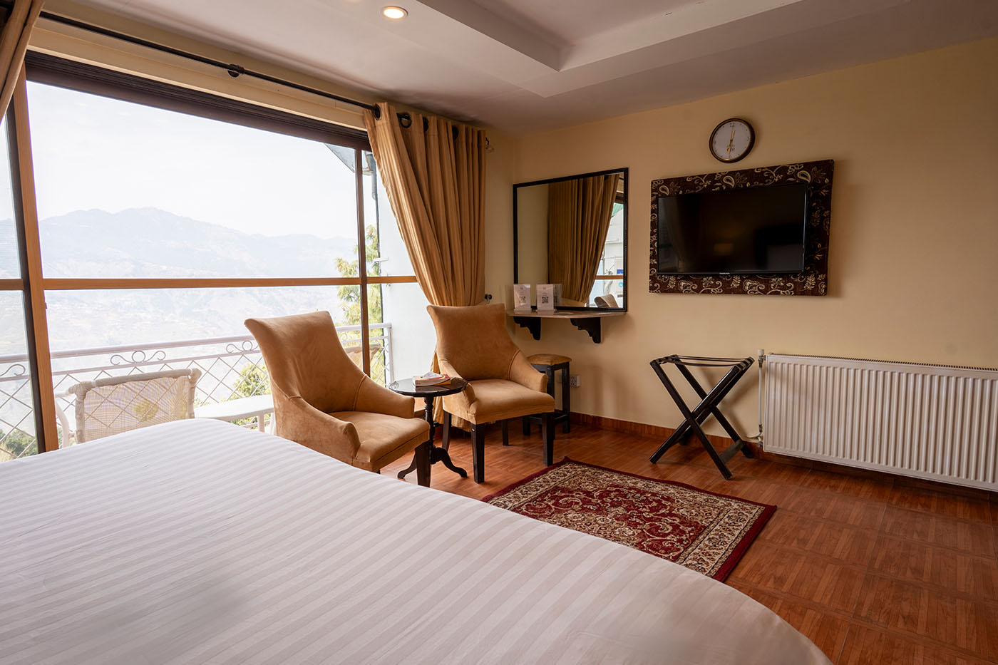 Deluxe King Room image 9