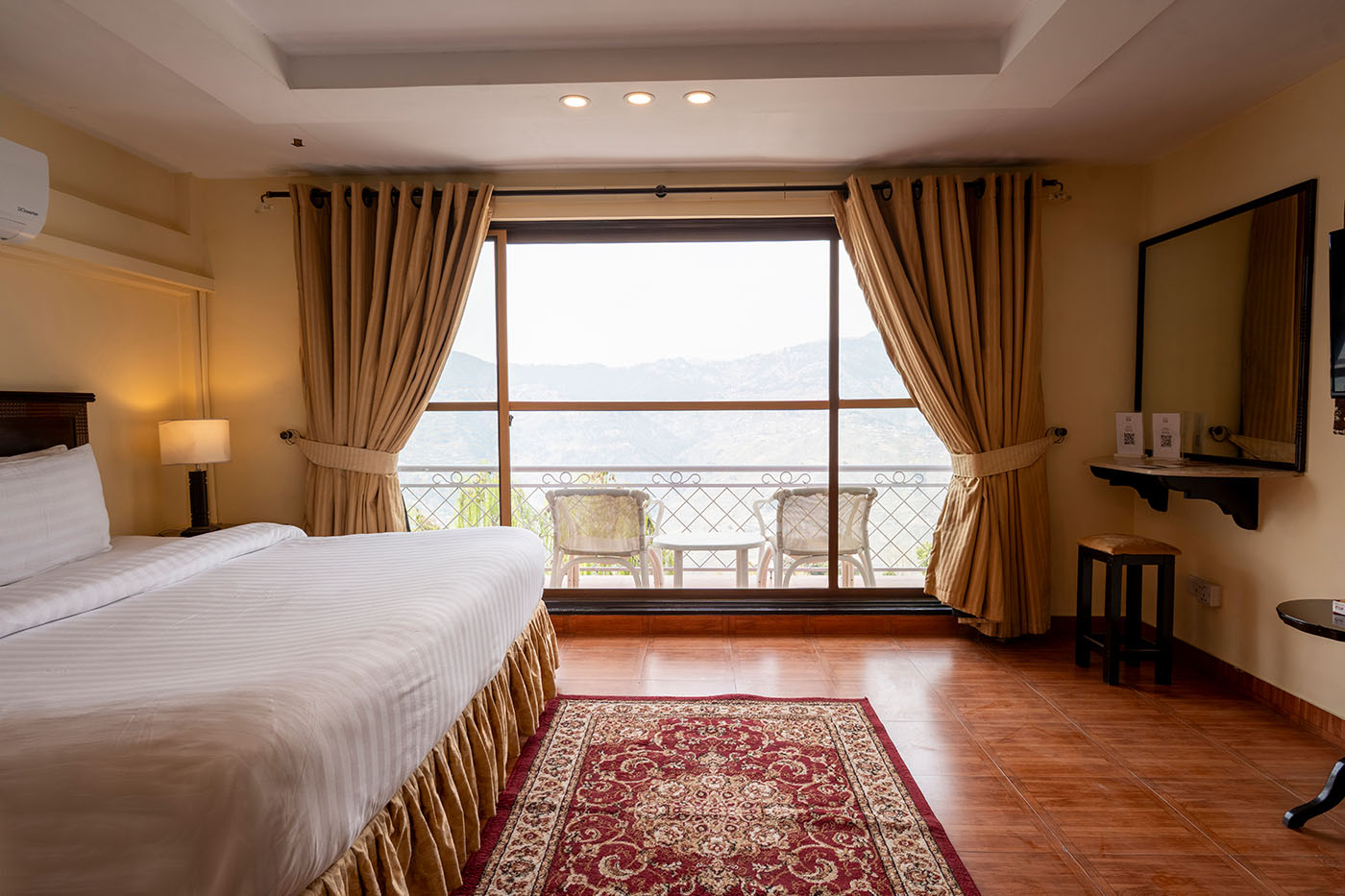Deluxe King Room image 8