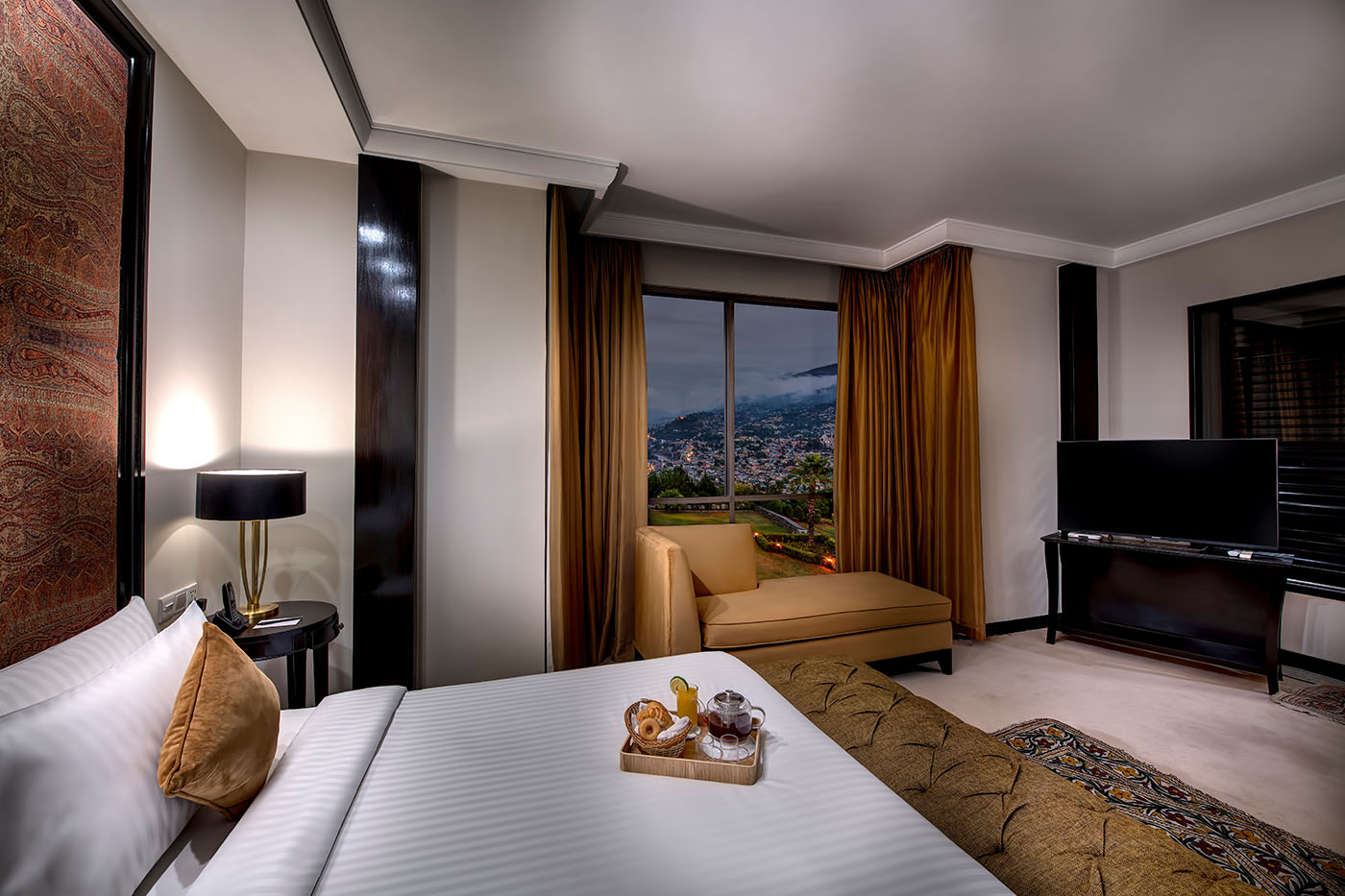 Deluxe Suite image 6