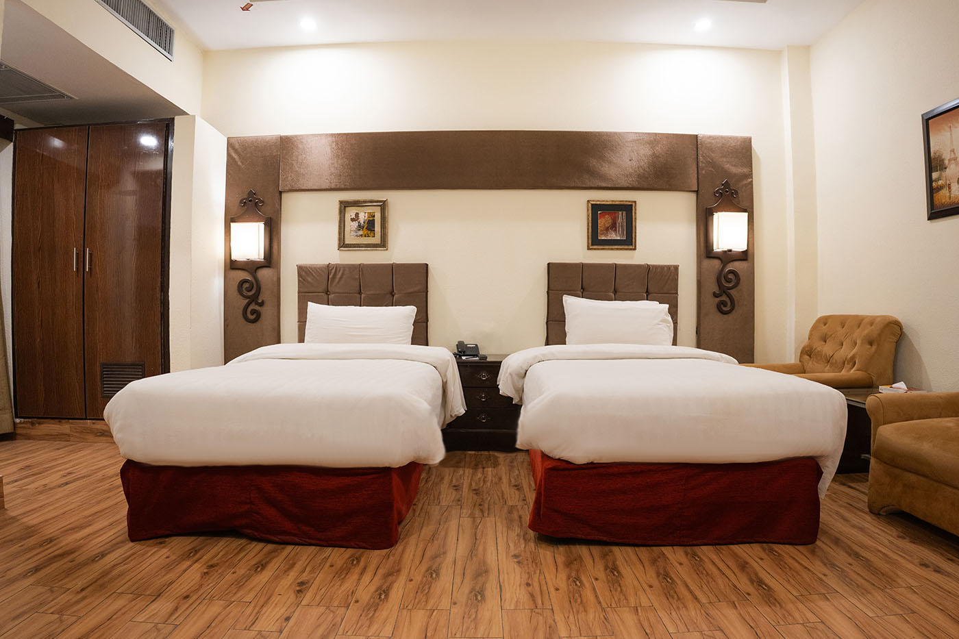 Standard Twin Room image 4