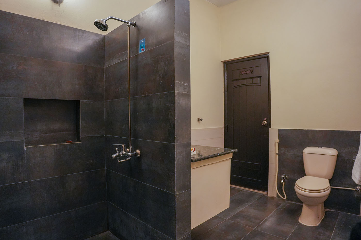 Deluxe Twin Room image 6