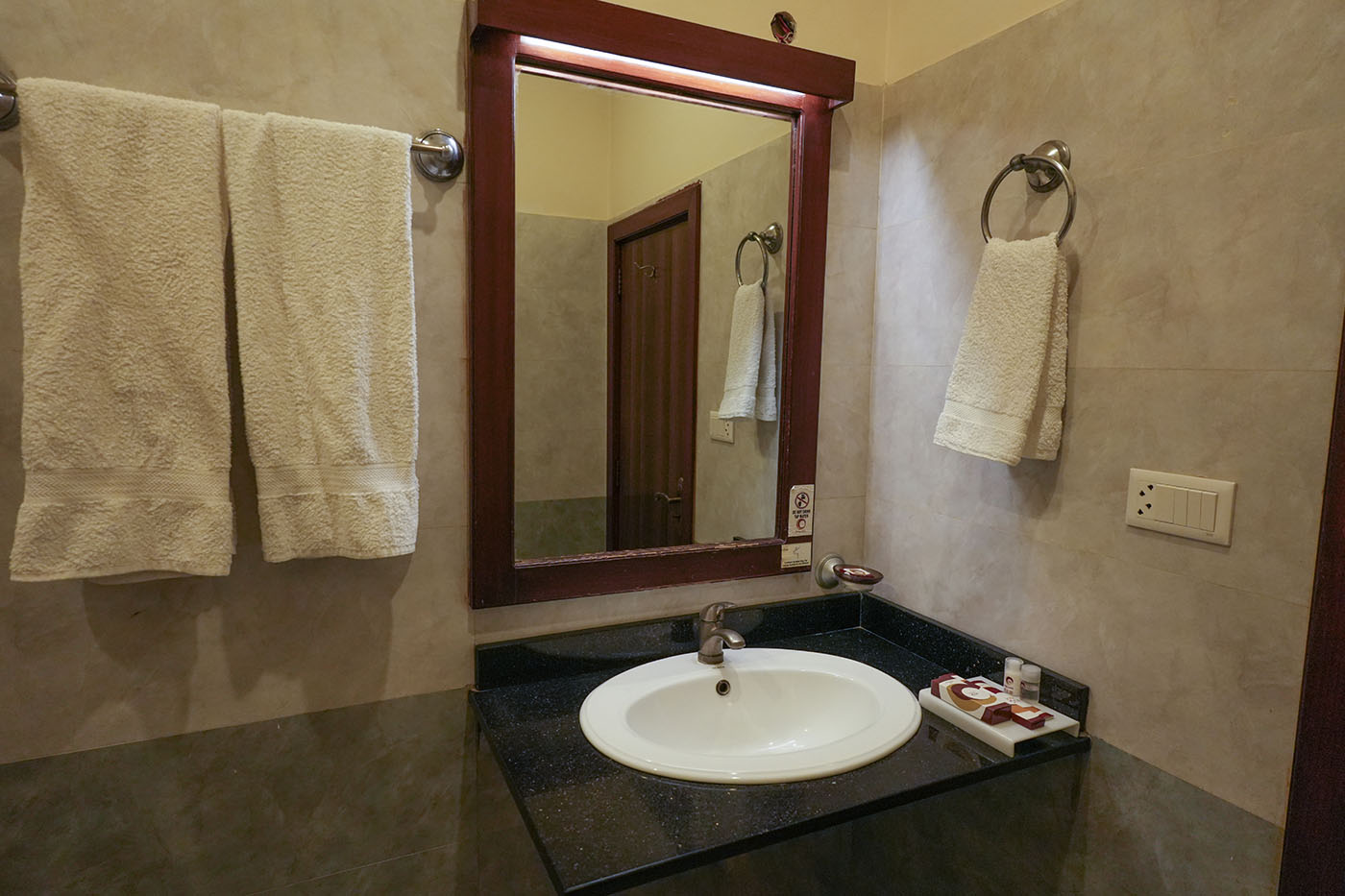 Deluxe King Room image 6