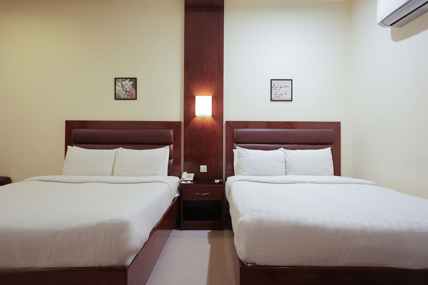 Deluxe Twin Room image 6