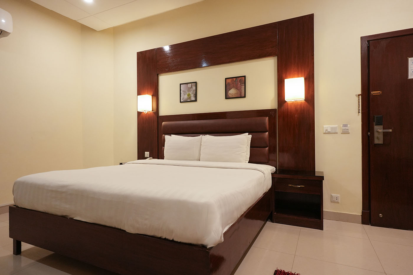 Deluxe King Room image 3